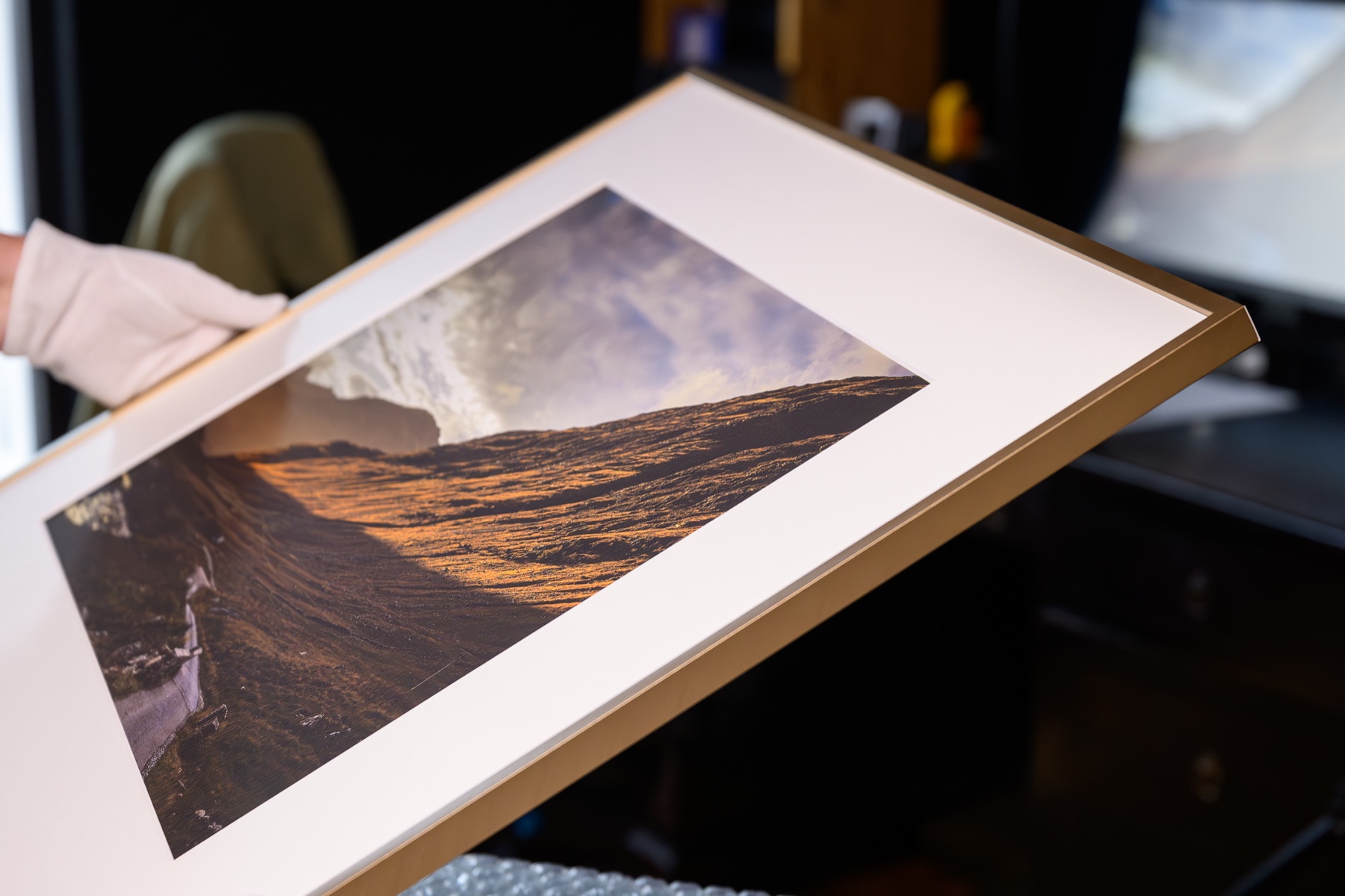 Un tirage de paysage encadré, présenté avec soin dans notre boutique