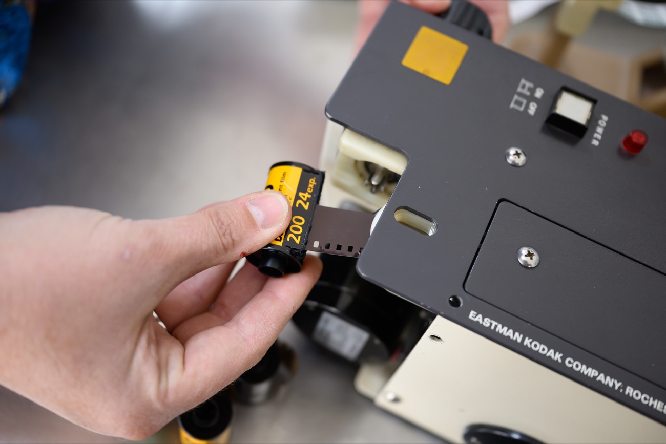 Préparation à la main d’une pellicule Kodak dans notre laboratoire